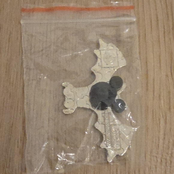 Disney Pin - Haunted Mansion Pink Bat - Disney Collector Trading Pin - Picture 4 of 4